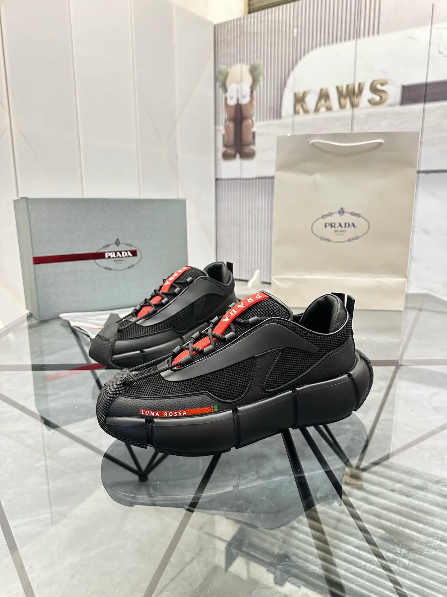 Men's shoes: 💰P500¥ High-end, complete package Product trademark: Prada *"Prada*" low-top casual shoes Regular size: 38-44 (can be customized to 45.46) Couple style Product materials: Upper imported cowhide stitched with original fabric, sheepskin lining, original outsole. Number: 846